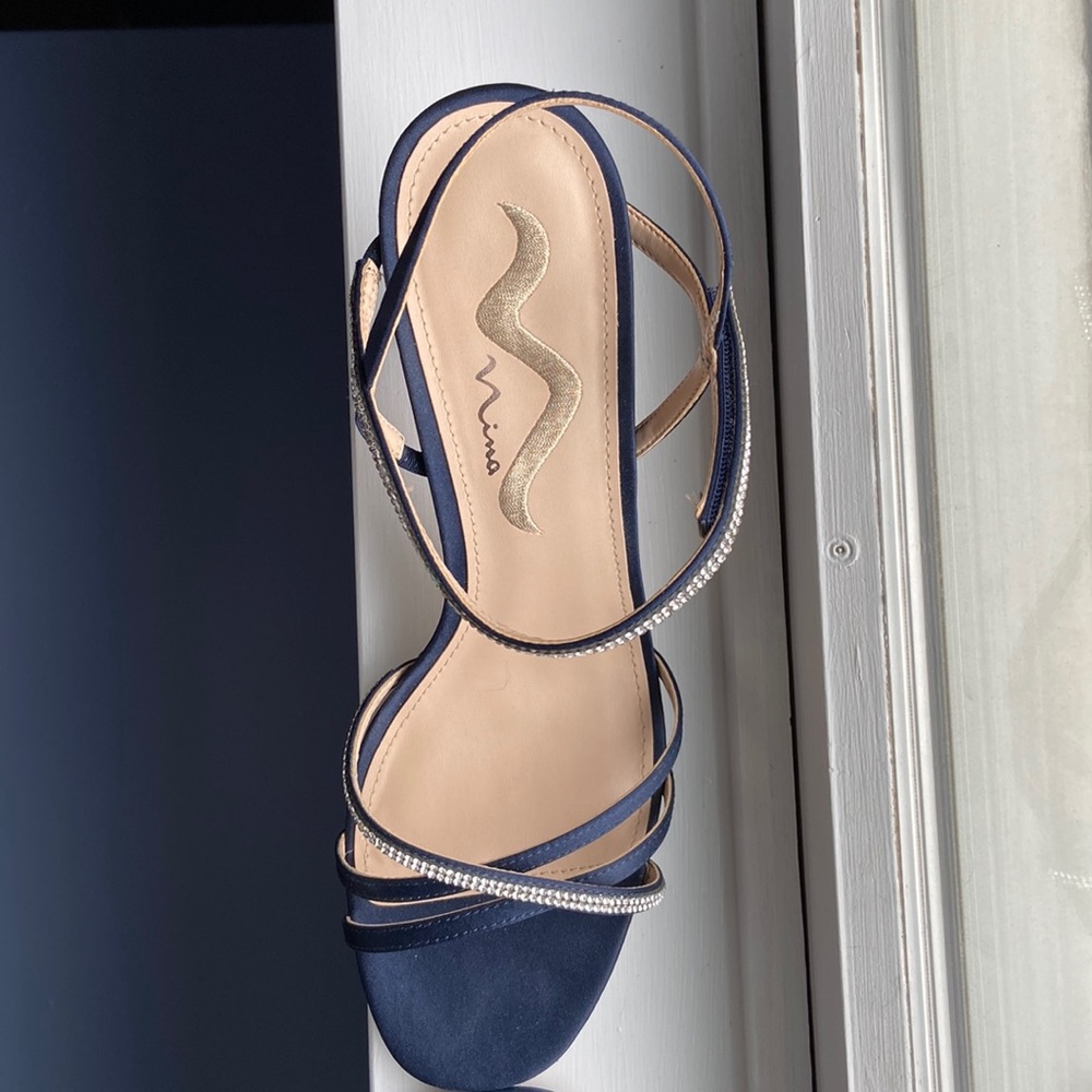 Elegant navy heels with rhinestone accects
